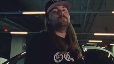 Bedoes wykorzystuje swoją narzeczoną jako sztangę