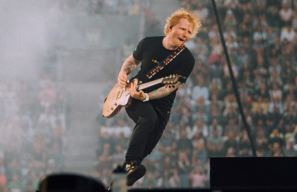 Poza dwoma koncertami na stadionie, Ed Sheeran zagrał na jednym z wrocławskich dachów. Nagranie robi furorę w sieci