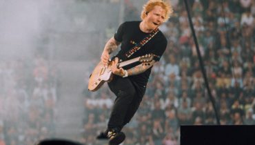 Poza dwoma koncertami na stadionie, Ed Sheeran zagrał na jednym z wrocławskich dachów. Nagranie robi furorę w sieci