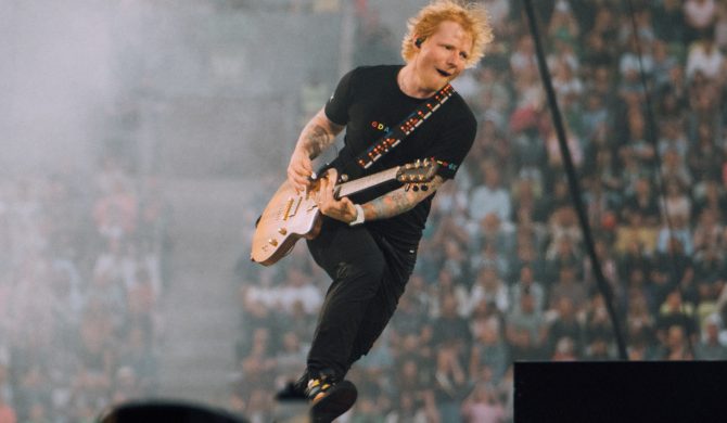 Poza dwoma koncertami na stadionie, Ed Sheeran zagrał na jednym z wrocławskich dachów. Nagranie robi furorę w sieci