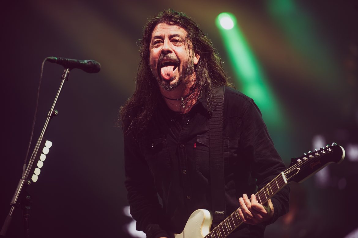 Dave Grohl przyłapany na kupowaniu pirackiego merchu Oasis