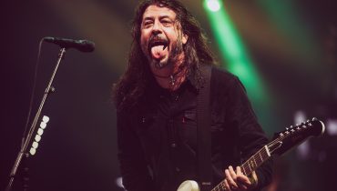 Dave Grohl przyłapany na kupowaniu pirackiego merchu Oasis