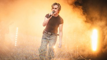 Piotr Zioła na zdjęciach z koncertu w Operze Leśnej