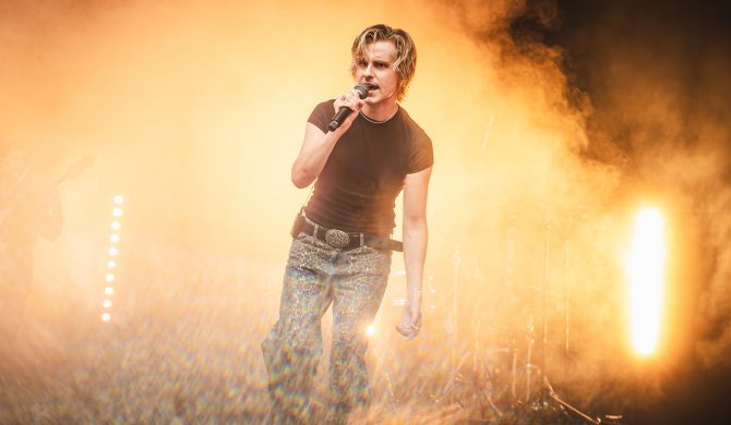 Piotr Zioła na zdjęciach z koncertu w Operze Leśnej