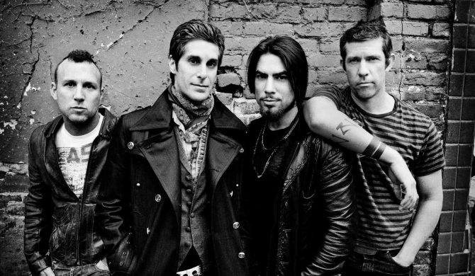 Perry Farrell powraca na scenę pierwszy raz od bójki na scenie i rozpadzie Jane’s Addiction