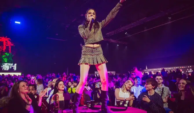 Bambi „zakochała się w Okim od pierwszego wejrzenia”. Artystka zdradza jak długo jest z raperem