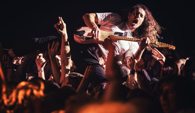 Artur Rojek, IDLES, RY X i inni na zdjęciach z pierwszego dnia festiwalu Inside Seaside