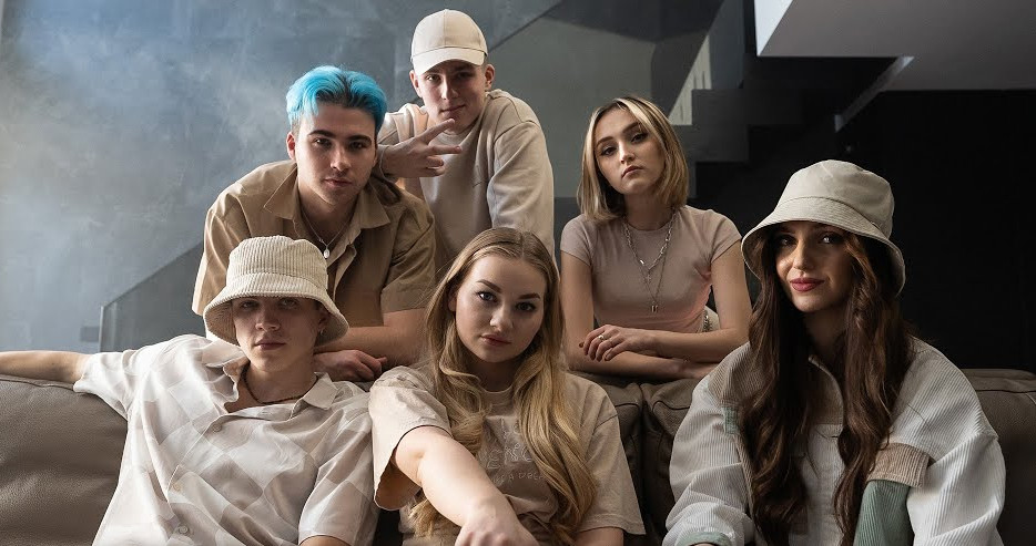 Genzie kochają klasykę. „Cezary Pazura to ciężki król”