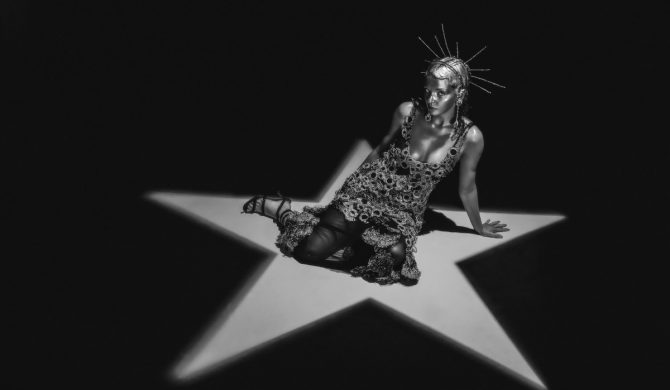 Wokalistka CHVRCHES debiutuje solo