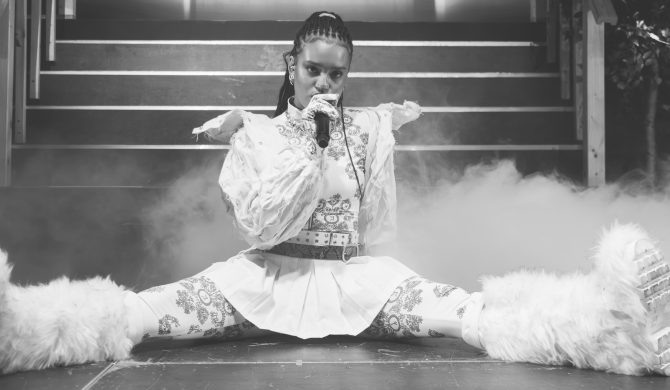 Sara James zdradza jak doszło do jej występu na londyńskim dworcu ze znanym YouTuberem