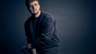 „Bloodline” – Alex Warren i Jelly Roll w poruszającym hymnie o sile i przemianie