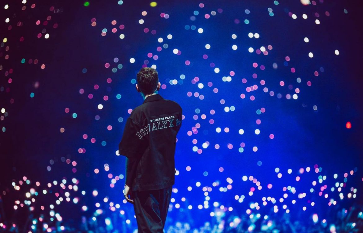 Dawid Podsiadło zaskoczył fanów ZORZY.  Wśród „Trochę Innych Prezentów” wyjazd na Islandię i udział w kameralnym koncercie artysty