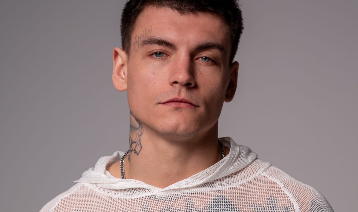 „Jak Kizo nie mam czasu na depresję, ale dziw** mnie dopadła”. Frosti wraca do domu z nową EP