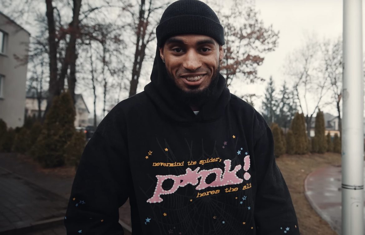 Alberto „obkupi szkołę w sprzęt sportowy”