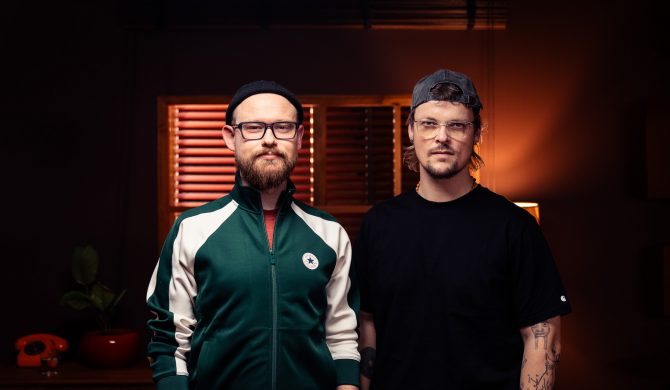 Błażej Król i DrySkull w nowym singlu „Pluszowe kagańce”
