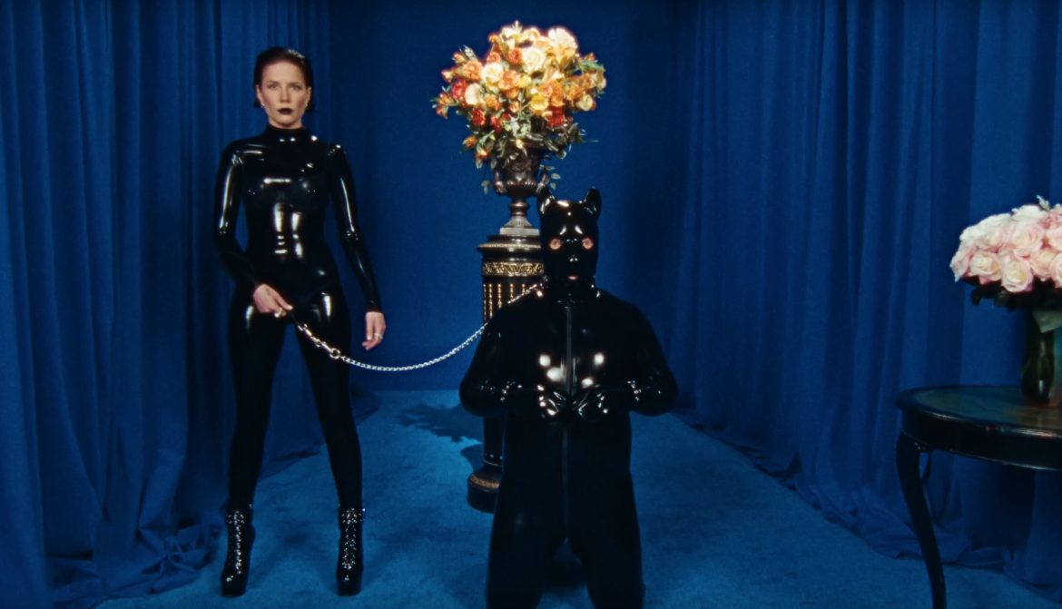 Wytwórnia Halsey nie pozwala nagrać jej płyty. Jej wyniki są zestawiane z osiągnięciami takich gwiazd jak Taylor Swift czy Ariana Grande.