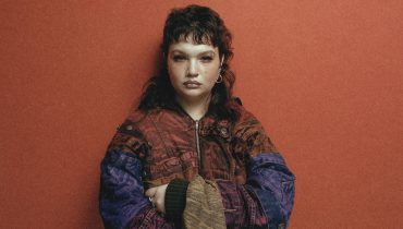 Lola Young pozywa producenta „Messy”. Chodzi o prawa autorskie do piosenek