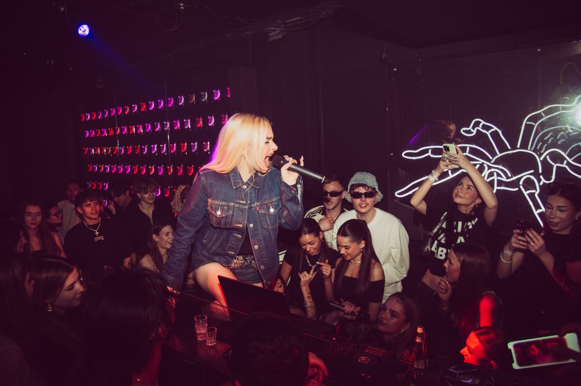 Tak zdunekk świętowała premierę swojego singla „gigi & bella”