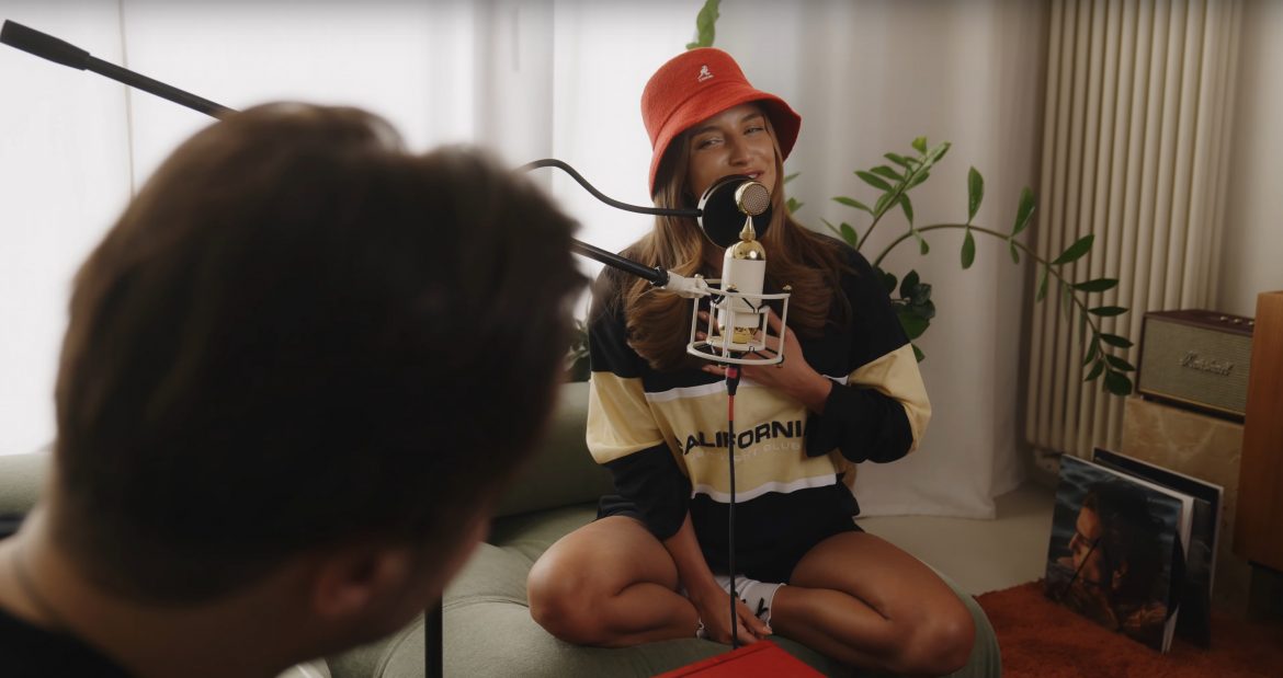 Julia Wieniawa prezentuje akustyczną wersję utworu „Kocham” – prosto ze swojej domowej kanapy