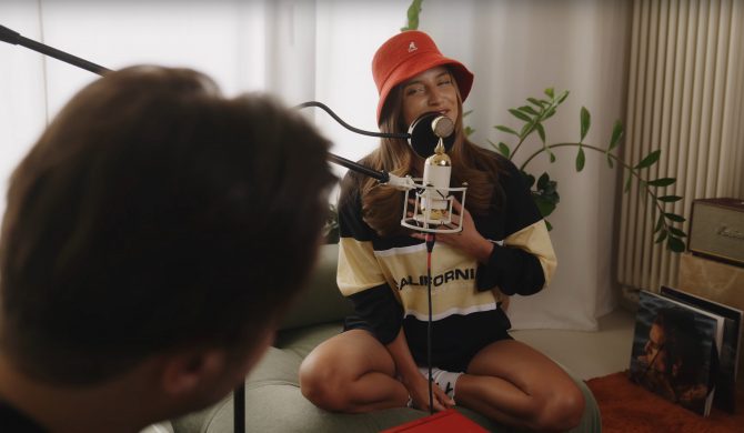 Julia Wieniawa prezentuje akustyczną wersję utworu „Kocham” – prosto ze swojej domowej kanapy