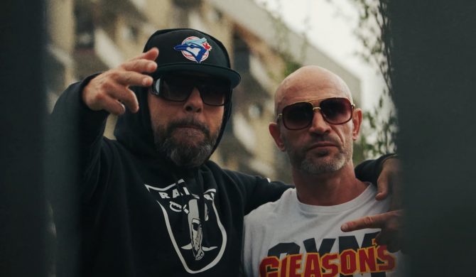 „Kozaki, królowie szyku na farmach freaków, aferki, skandale” – Kaczor rozlicza scenę w nowym singlu