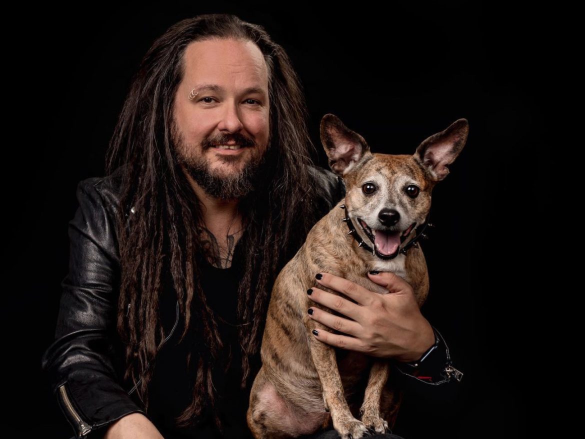 Wokalista Korn wypuszcza luksusową kolekcję gadżetów dla psów. Moda dla zwierząt w stylu rockowym i punkowym
