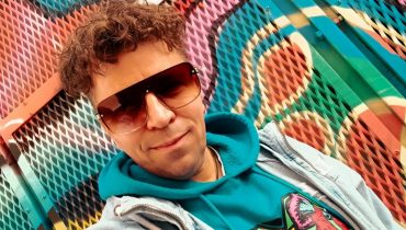 Krist Van D rozświetla lato nowym pozytywnym utworem