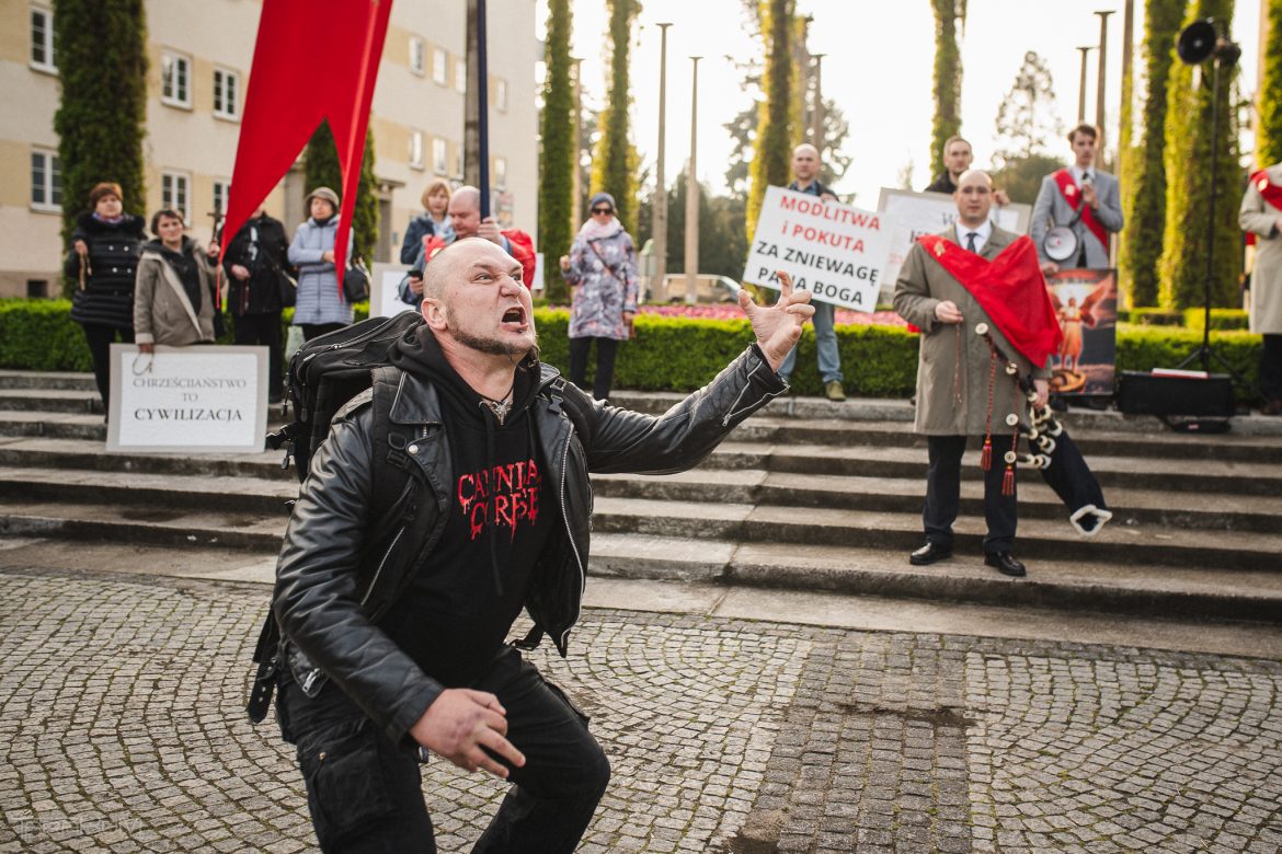 Krucjata różańcowa – zdjęcia z protestu przed wrocławskim koncertem Behemotha