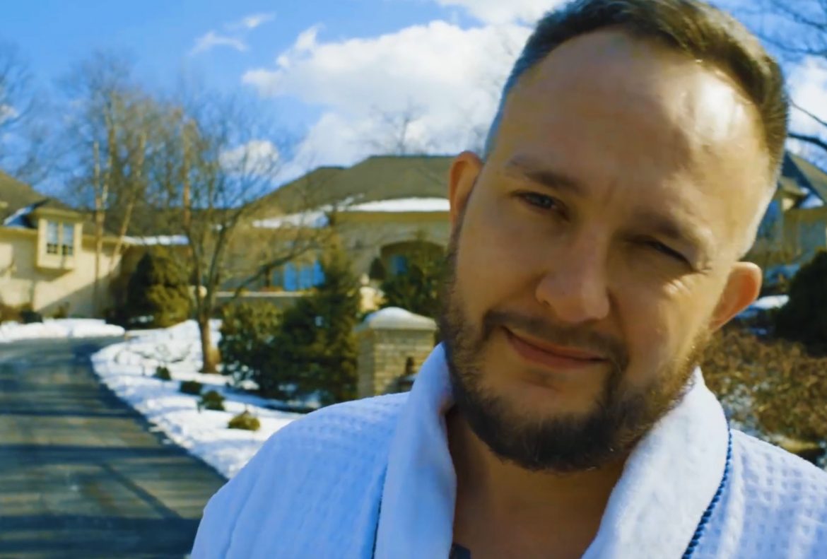 Mes jak Tony Soprano w klipie do kontrowersyjngeo „God Bless”