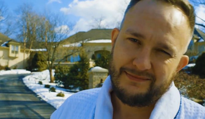 Mes jak Tony Soprano w klipie do kontrowersyjngeo „God Bless”