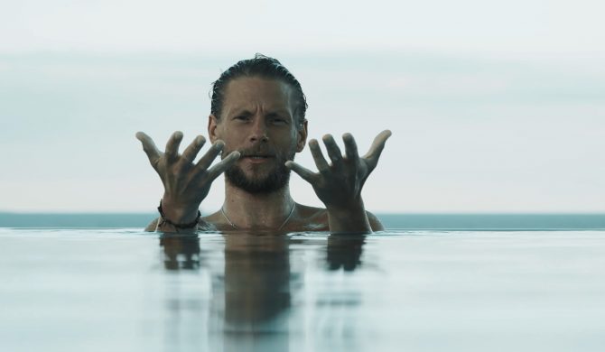 Sebastian Fabijański: „Miłość to ponoć narkotyk, więc daj mi się naćpać”