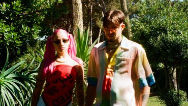 Young Leosia wyciąga rękę do Żabsona