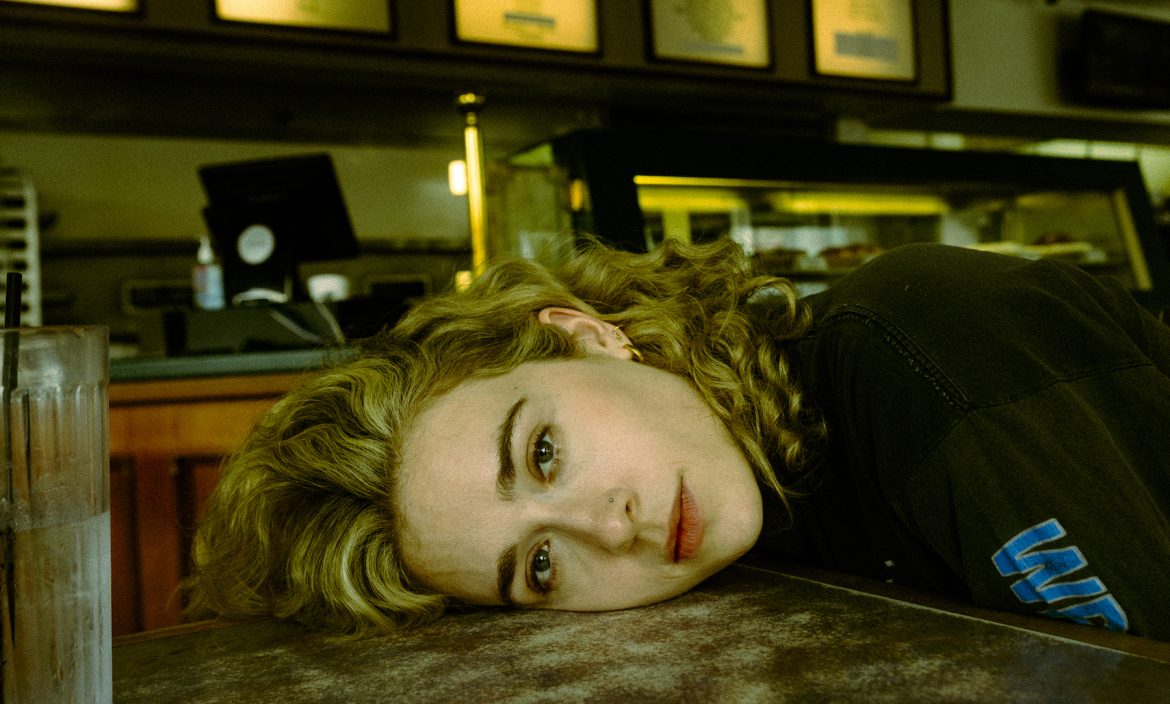 Blondshell prezentuje nowy utwór „Event of a Fire” przed premiera albumu „If You Asked For A Picture”