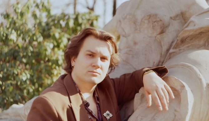 Bonaventura nie próżnuje. Nowy singiel i klip finalisty „Must Be The Music”