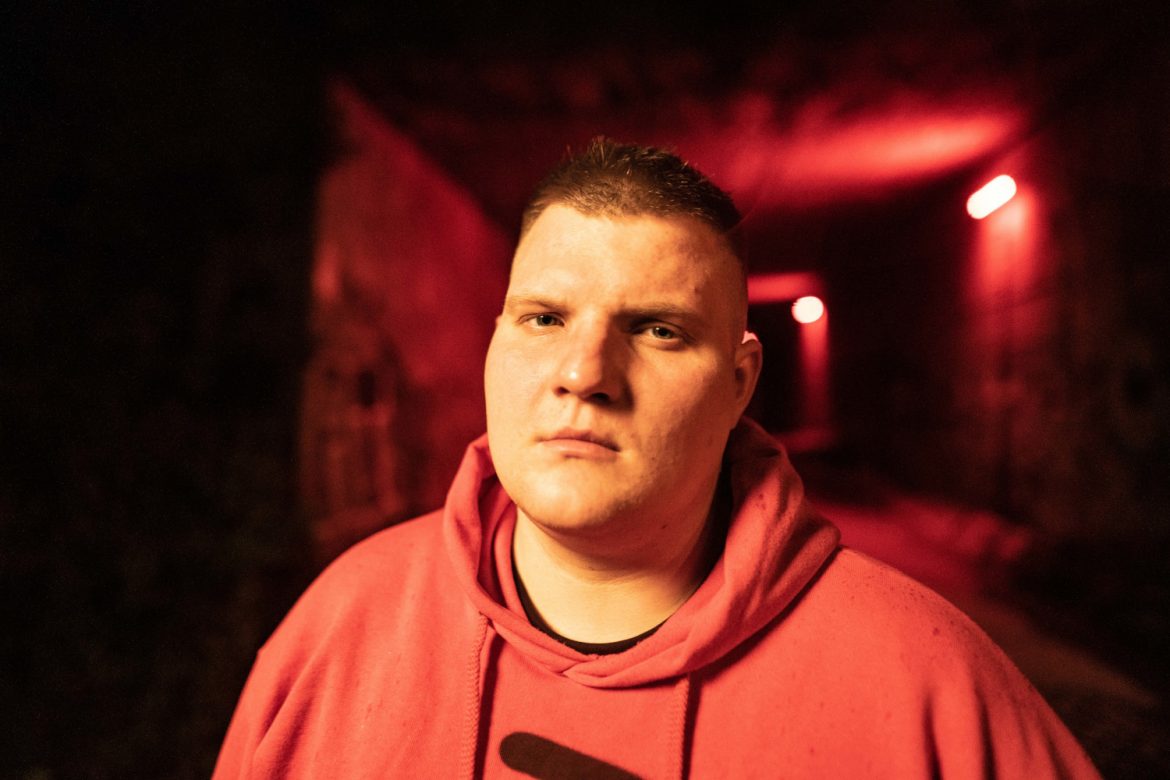 „WIĘCEJ AUDIOTUNA” – zwycięzca „Rap Generation” odpala agresywny singiel