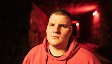 „WIĘCEJ AUDIOTUNA” – zwycięzca „Rap Generation” odpala agresywny singiel