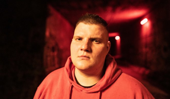 „WIĘCEJ AUDIOTUNA” – zwycięzca „Rap Generation” odpala agresywny singiel