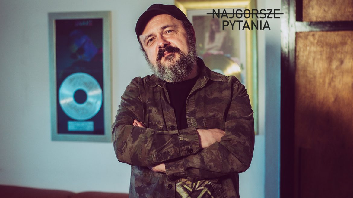 „Zrobiłem sobie detox od polityki” – Arek Jakubik gościem cyklu Najgorsze Pytania