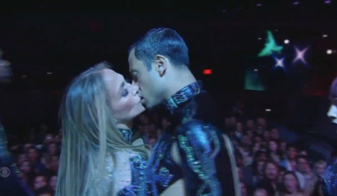 Jennifer Lopez namiętnie całuje się z tancerzem i tancerką podczas zmysłowego występu