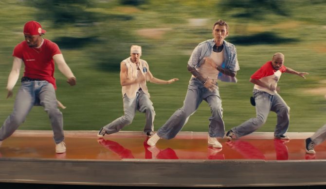 Roztańczony mgk zapowiada album singlem „cliché”