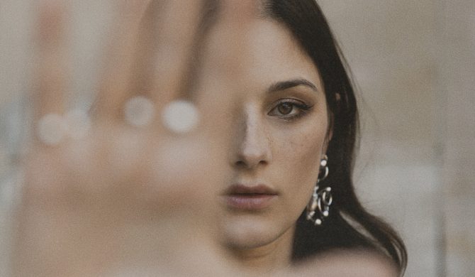 Pola Rise prezentuje „The Power of Coincidence: Silent Versions” – nowa, akustyczna odsłona debiutanckiego EP