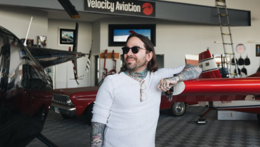 Były perkusista The Devil Wears Prada zginął w katastrofie lotniczej w San Diego