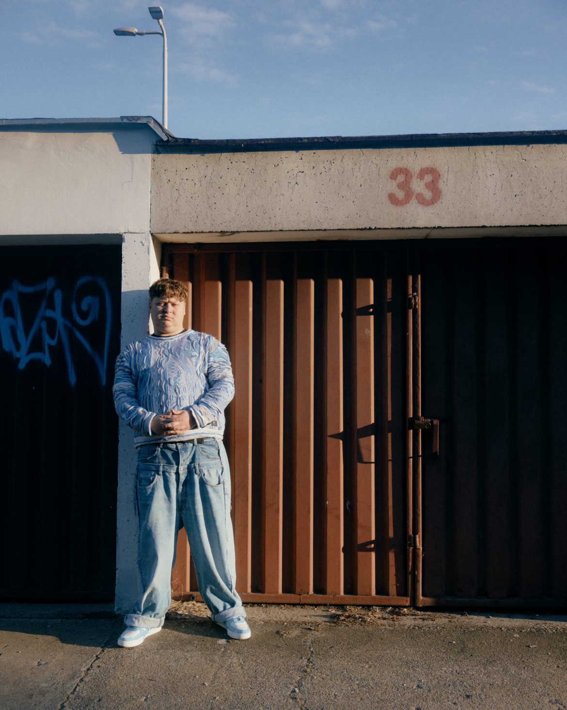 Wyguś debiutuje solowo – „GŁOWA DO GÓRY DZIECIAK” to poruszający singiel członka GOMBAO33