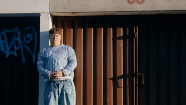 Wyguś debiutuje solowo – „GŁOWA DO GÓRY DZIECIAK” to poruszający singiel członka GOMBAO33