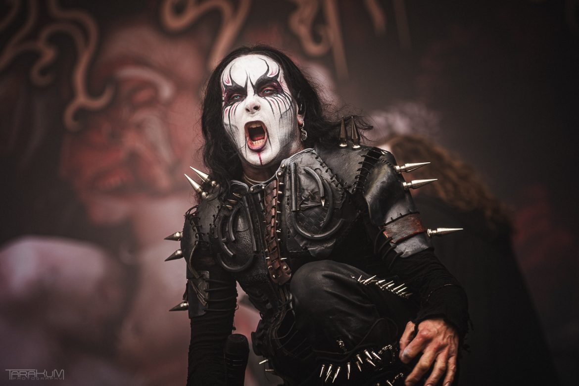 Wokalista Cradle Of Filt zaręczył się na scenie festiwalu