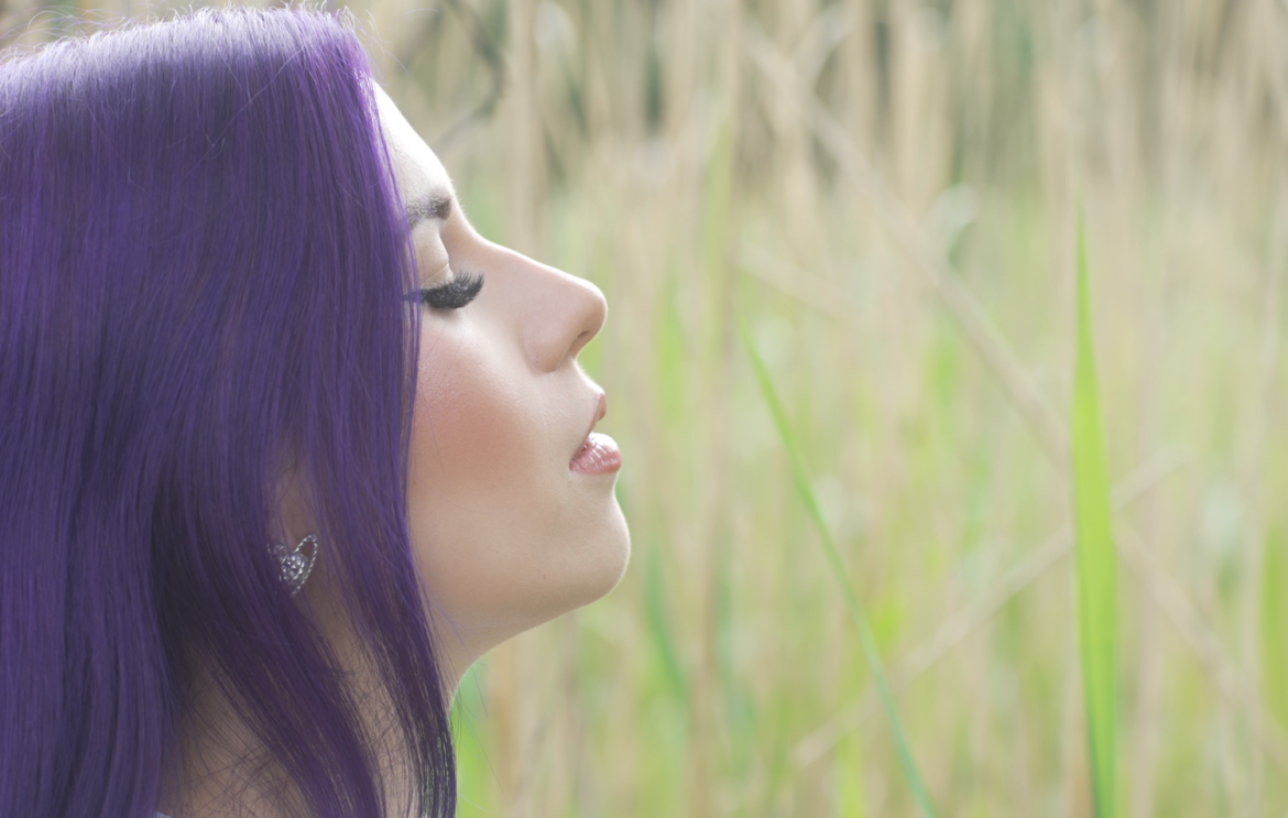 „To ze mną coś nie tak jest, podobno?” – o azylu w hałasie świata