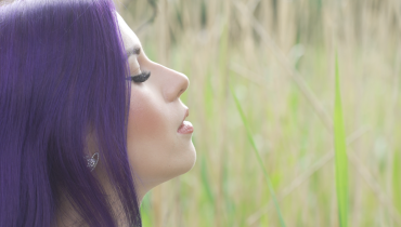 „To ze mną coś nie tak jest, podobno?” – o azylu w hałasie świata