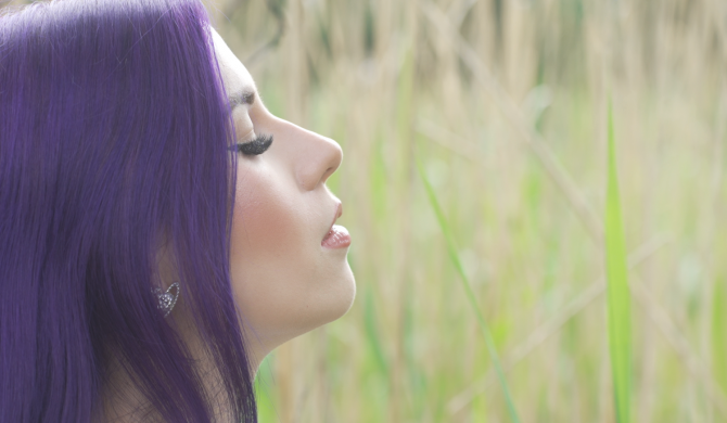 „To ze mną coś nie tak jest, podobno?” – o azylu w hałasie świata