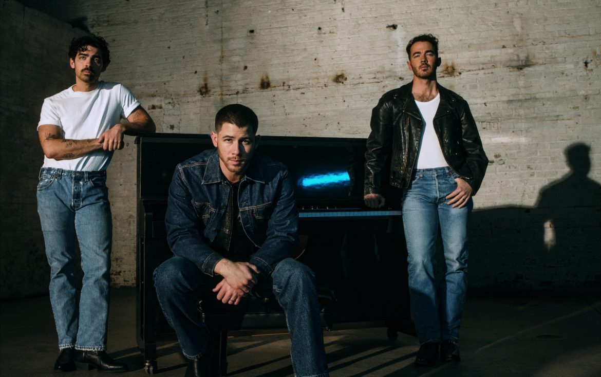 Jonas Brothers rozpoczynają lato nostalgicznym singlem „No Time To Talk”