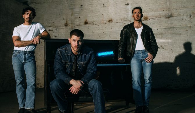 Jonas Brothers rozpoczynają lato nostalgicznym singlem „No Time To Talk”